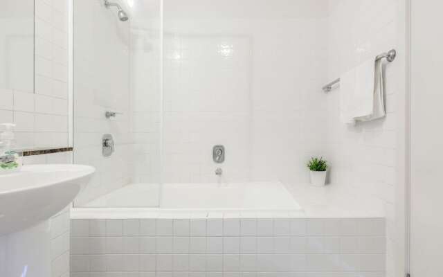 1714-250 Elizabeth, 2 Big Bedrooms, Heart of Melbourne CBD