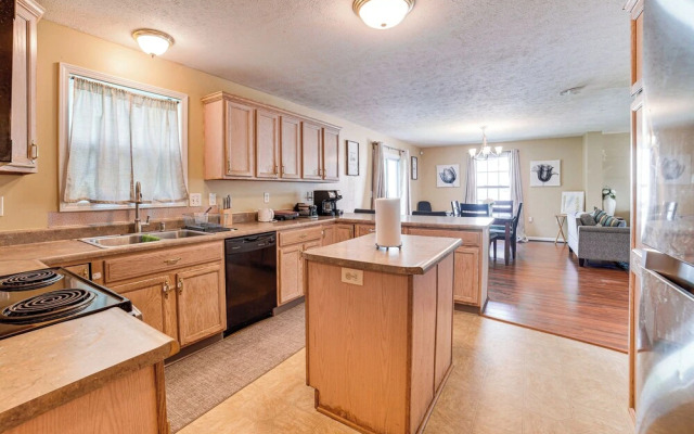 Spacious Champaign Home By University Of Illinois!