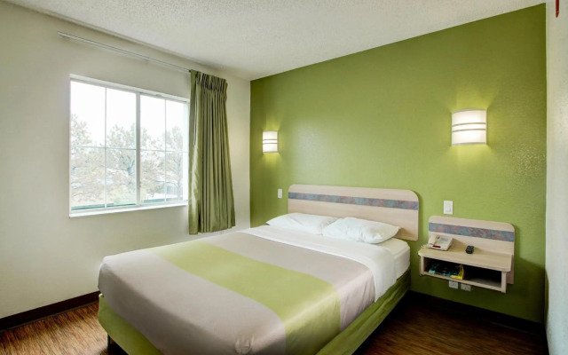 Super 8 by Wyndham Aurora East