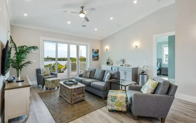 Springtide House by Brightwild Waterfront Pool