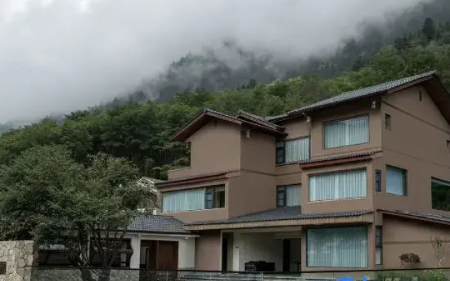 Jiuzhaigou • Zhongzha Mountain Base