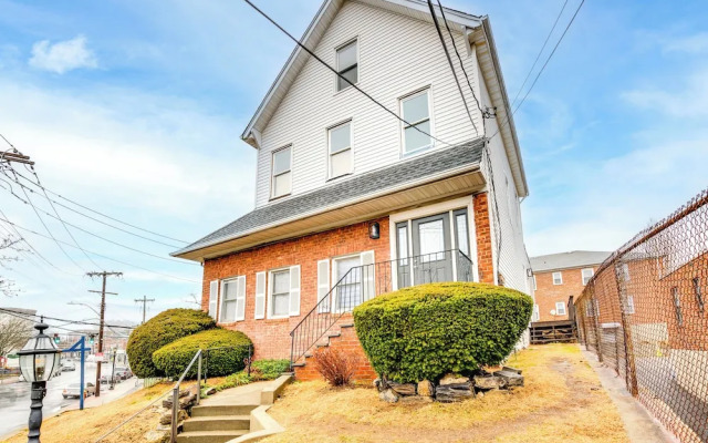 Centrally Located & Pet Friendly: Yonkers Studio!