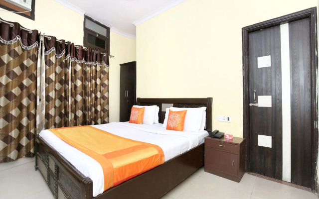 OYO 11642 Hotel Golden Grand