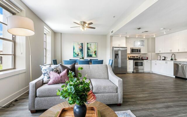 Spacious 4BR Condo Near French Quarter
