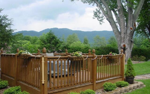 Brookside Mountain Mist Inn