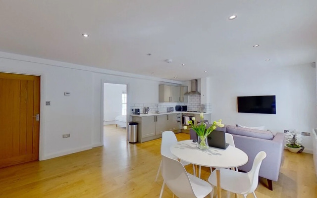 BookedUK - Cosy but spacious apartment
