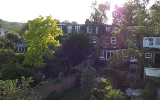 Chiswick 3 Bedroom Home Near River