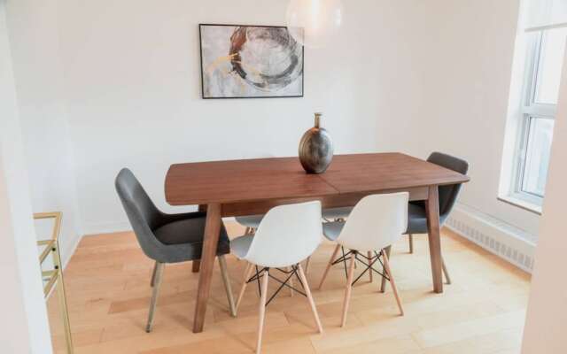 Spacious Family Condo In Swansea, Toronto