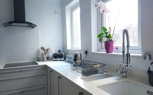 Free Parking/wifi, 3 Beds Sleep 6 Near Uni & Town!