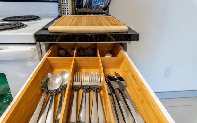 Comfy DT Loft w Parking Rooftop Patio BBQ Gym