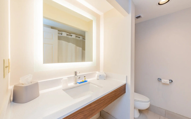 Holiday Inn Express & Suites Bradenton West by IHG