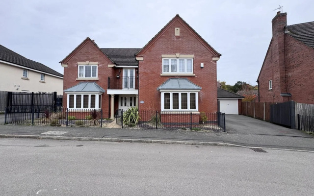 Spacious 4Bd House With Character In Coventry