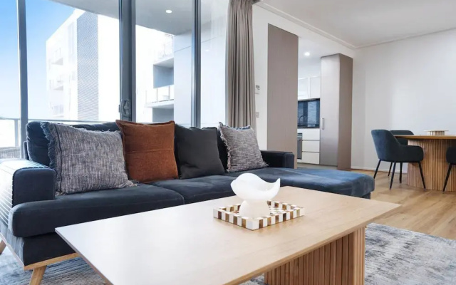 Modern 1-bed Unit With Pool Views and Balcony