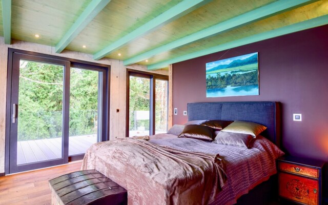NEW 3BD Luxury Villa on the Geneva Lake