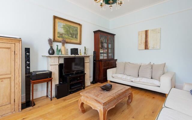 Gorgeous 1 Bedroom in Earl's Court With Vintage Furniture