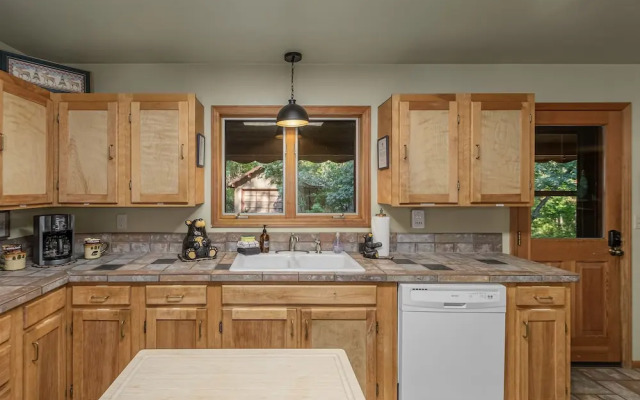 Bear Paw 2 Bedroom Home by NW Comfy Cabins by RedAwning