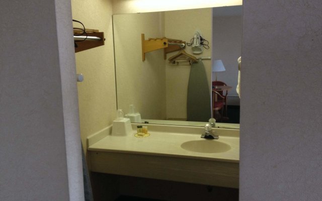 Blueway Inn & Suites Roseville
