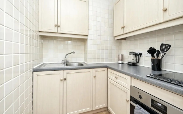 Historic Whitehall Flat in SW1 by Underthedoormat