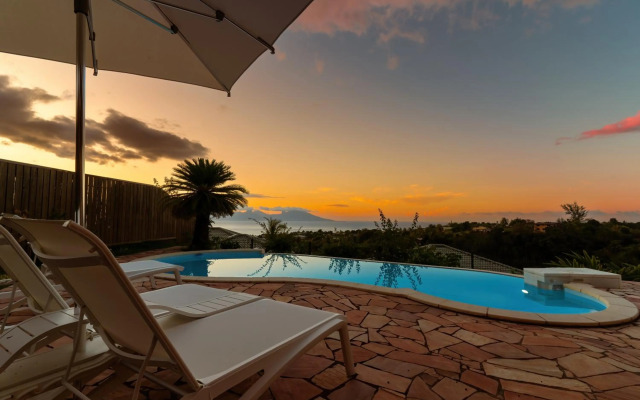 Magnificent 5 Br Villa with pool: amazing views