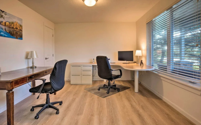 Spacious Bandon Getaway - 2 Blocks to Ocean!