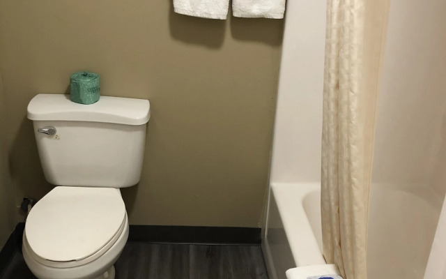 Deluxe Inn & Suites By OYO Miami OK