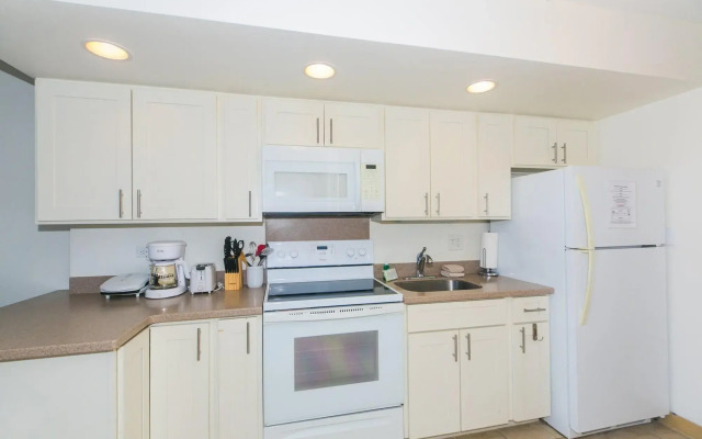 Ilikai Marina 1783 Condo - One Bedroom, Full Kitchen & Free Wifi by RedAwning