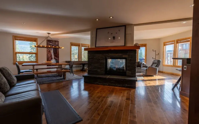 Rundle Cliffs Lodge by Canmore Premier
