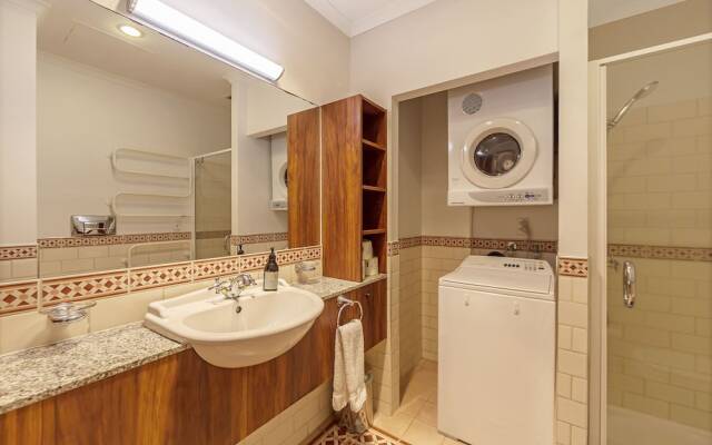 Waterfront 1BR Princes Wharf Apartment