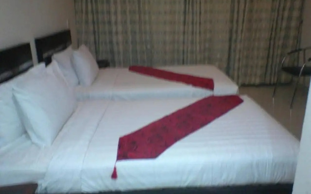 Pool And Park Hotel
