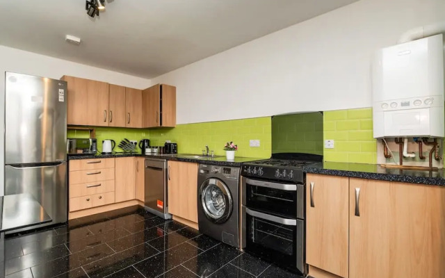 3 Bedroom House - Free Parking