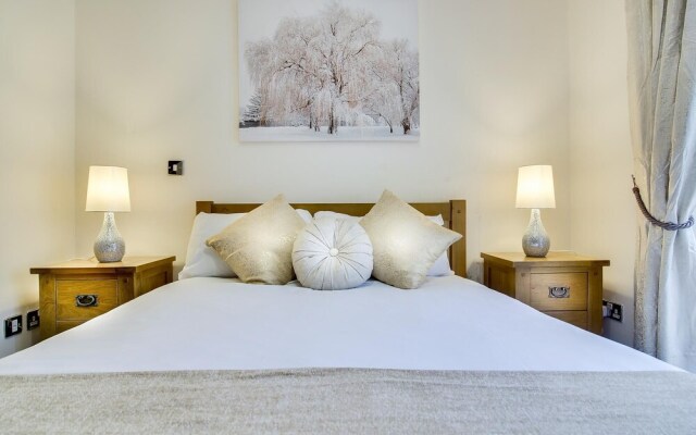 Free Parking Two Bedroom Apartment