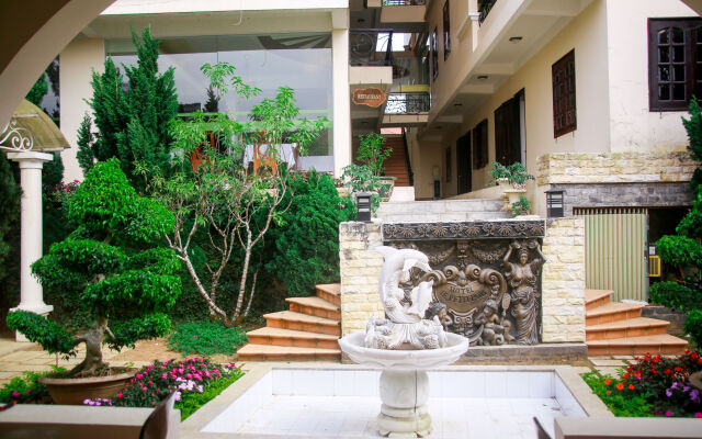 Le Petit Paris Hotel Dalat