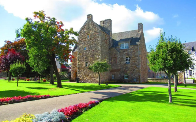 Craigowen - 4 Bed Maisonette on Historic High Street