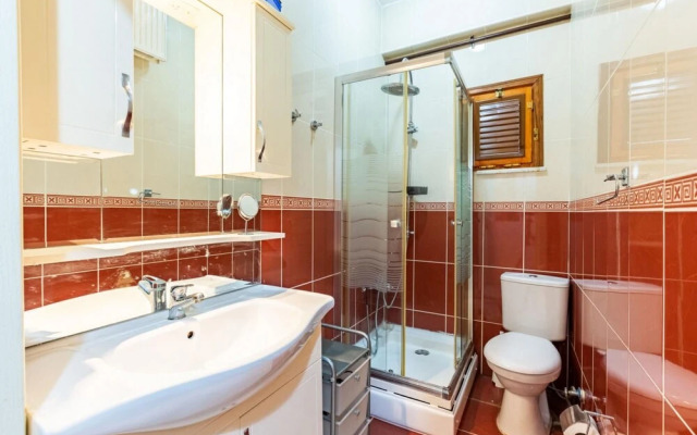 Authentic Central Flat With Bay Window in Besiktas