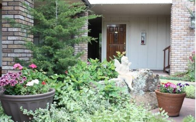 Lookout Inn GuestHouse and Suites