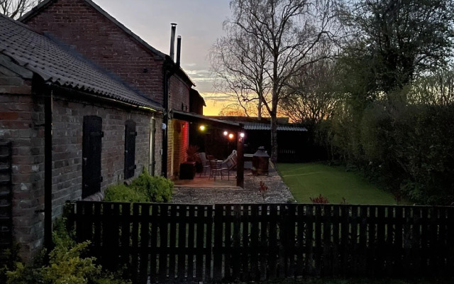 2-bed 18th Century Barn - Sleeps 6 - Pet Friendly