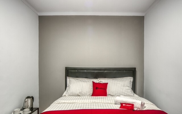 RedDoorz Plus @ Cideng Timur
