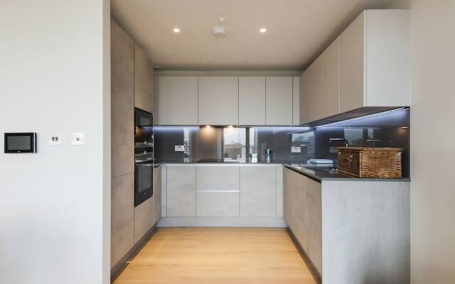 Contemporary Victoria Home by the River Thames