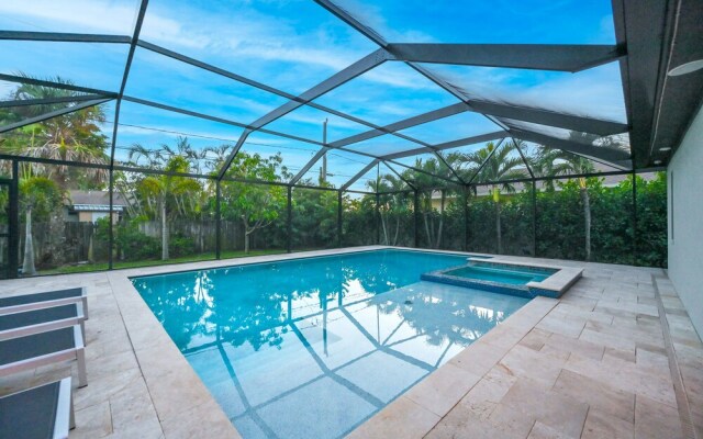 Tropical Naples Hideaway - 1 Mi to Beaches!