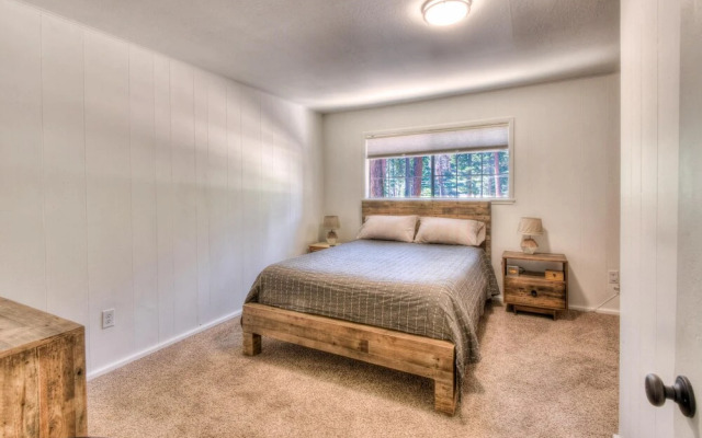 Firefly  - Walk To Beach 3 Bedroom Cabin by RedAwning