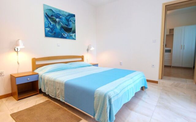 Apartment 1303