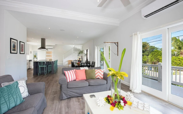 Pink Sand Paradise: Cozy Beachfront Cottage — фото 2