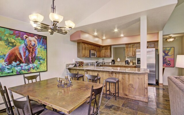 2br 2ba Winter  Walk To Historic Downtown + Gondola 2 Bedroom Townhouse by RedAwning