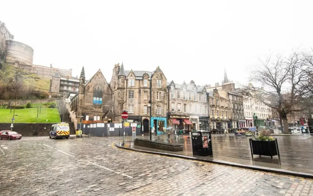 Old Town Edinburgh Apartment: Heart of the Action