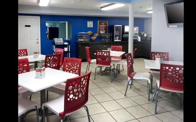 Econo Lodge Inn & Suites