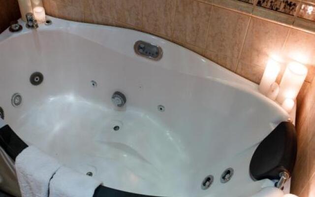 Studio Suite near Lake with Jacuzzi