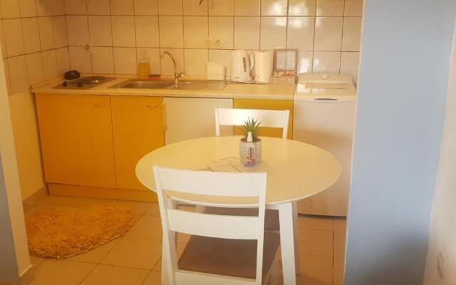 Studio apartment KIKI for 2, near Old Town & Beach, free WiFi