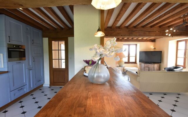 Spacious Mansion in Vinzelles with Swimming Pool