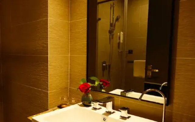 Homeinn Plus Hotel (Weihai Railway Station Hanlefang Pedestrian Street)