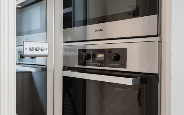 Stylish 2BR 2BA by the Heart of Soho